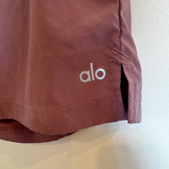 Alo 7" Unity 2-In-1 Short - Woodrose/Black (Size S) - Picture 2 of 3